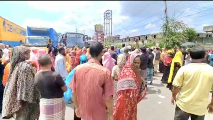 বকেয়া বেতনের দাবিতে ঢাকা চট্টগ্রাম মহাসড়ক অবরোধ শ্রমিকদের