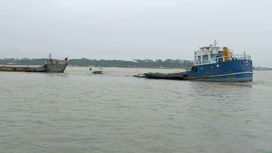 মোংলায় লাইটার কার্গোর ধাক্কায় ফ্লাইঅ্যাশ বোঝাই জাহাজ ডুবি