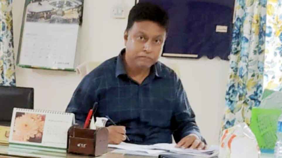 সাংবাদিকের হাঁটু ভেঙে দেওয়ার হুমকি: অধ্যক্ষ বরখাস্ত