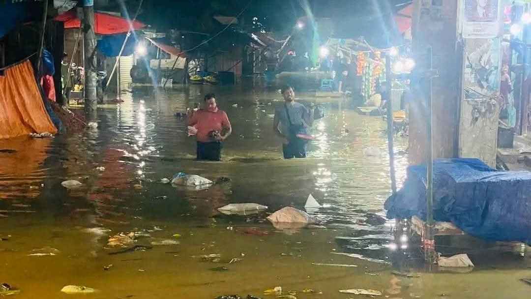 ফেনীর মুহুরি ও সিলোনিয়া নদীর দুই স্থানে বাঁধ ভেঙে কয়েক গ্রাম প্লাবিত