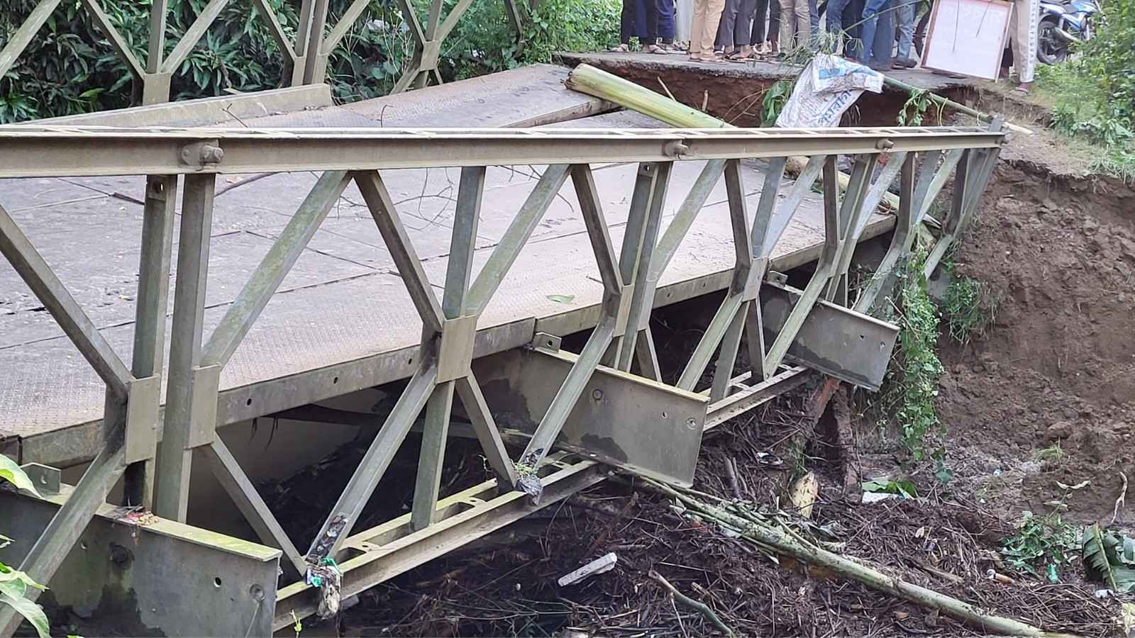 পাহাড়ি ঢলে ভেঙে পড়েছে বেইলি ব্রিজ, বন্ধ মিরসরাই-ফটিকছড়ি সড়ক যোগাযোগ