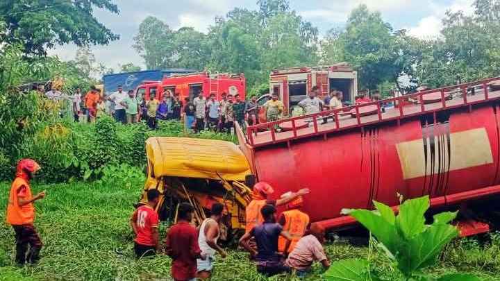 মিরসরাইয়ে তেলবাহী ভাউচার উল্টে আহত ১