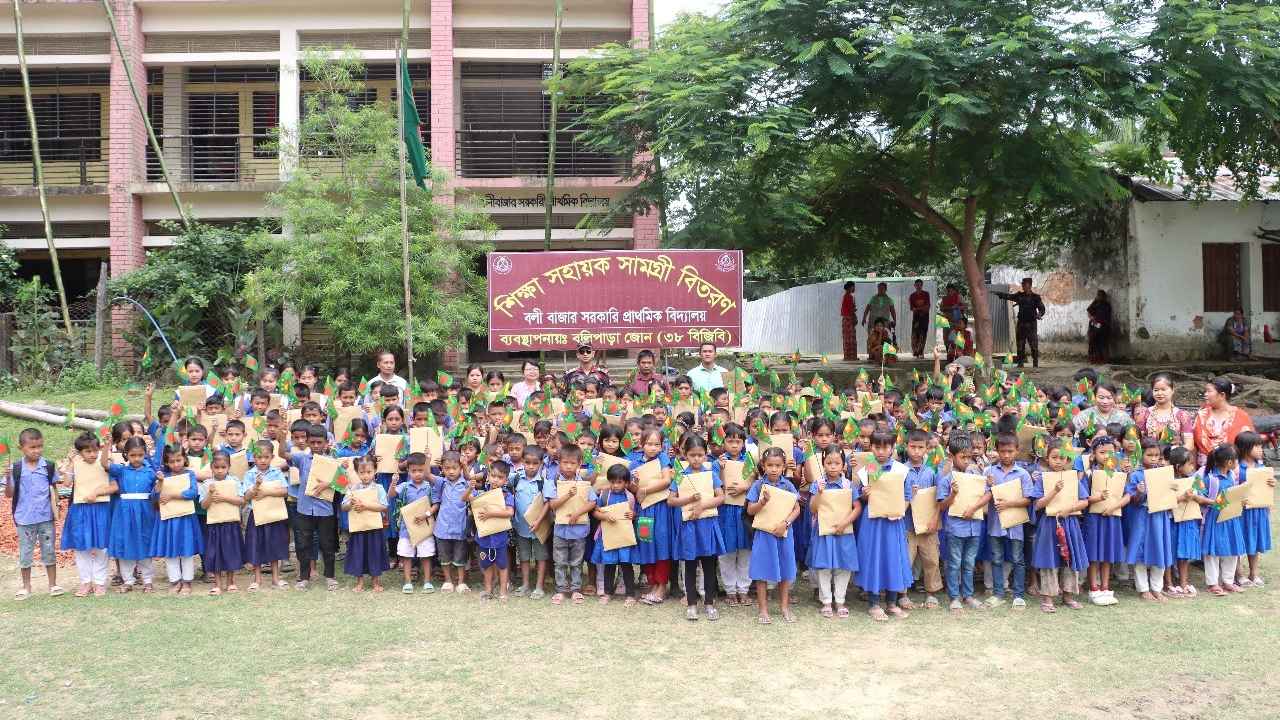 বলিপাড়ায় ২৭০ শিক্ষার্থীর মাঝে শিক্ষা উপকরণ দিল বিজিবি