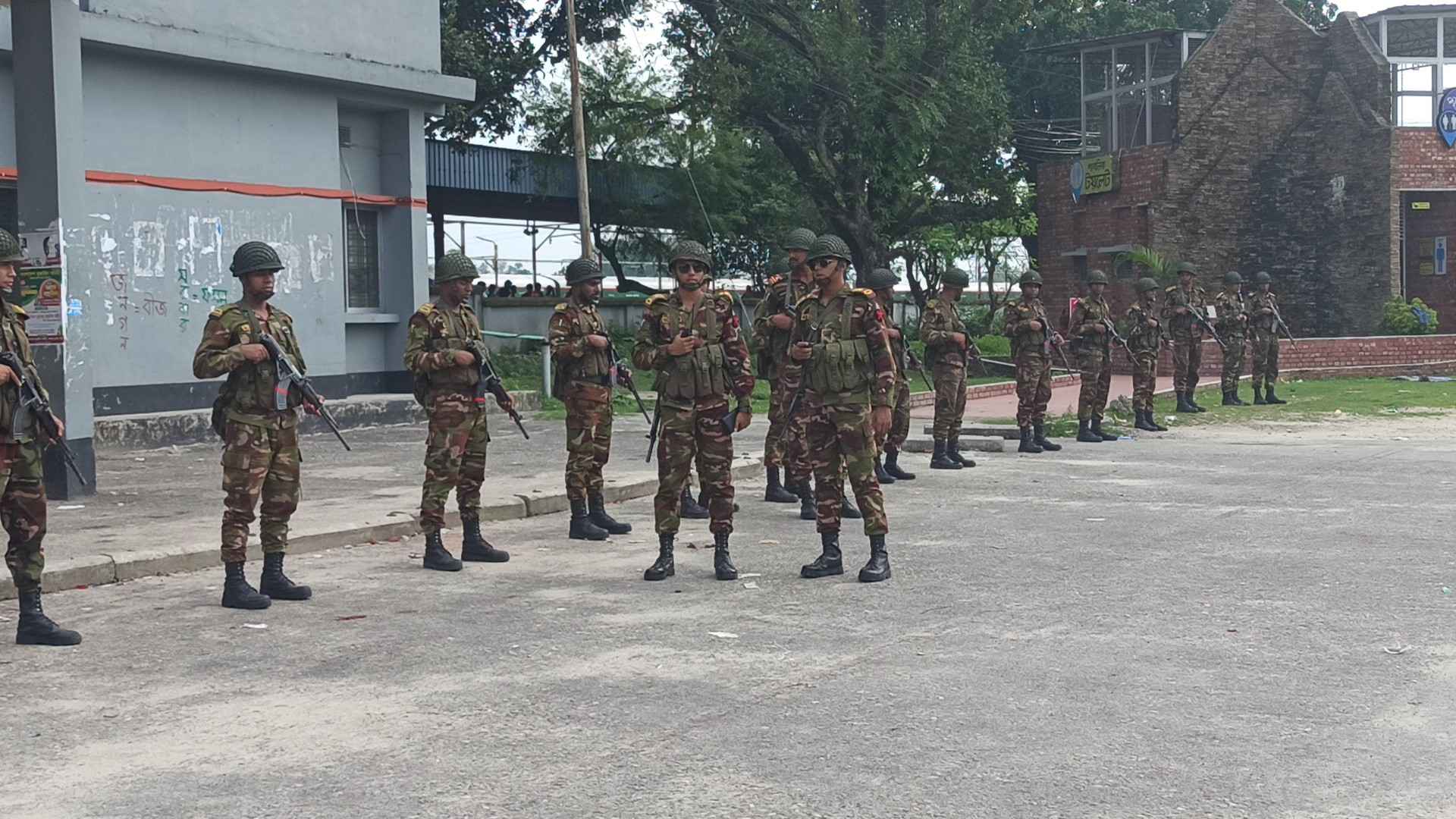 পঞ্চগড়ে কঠোর অবস্থানে সেনাবাহিনী, চলছে টহল ও নিরাপত্তা মহড়া