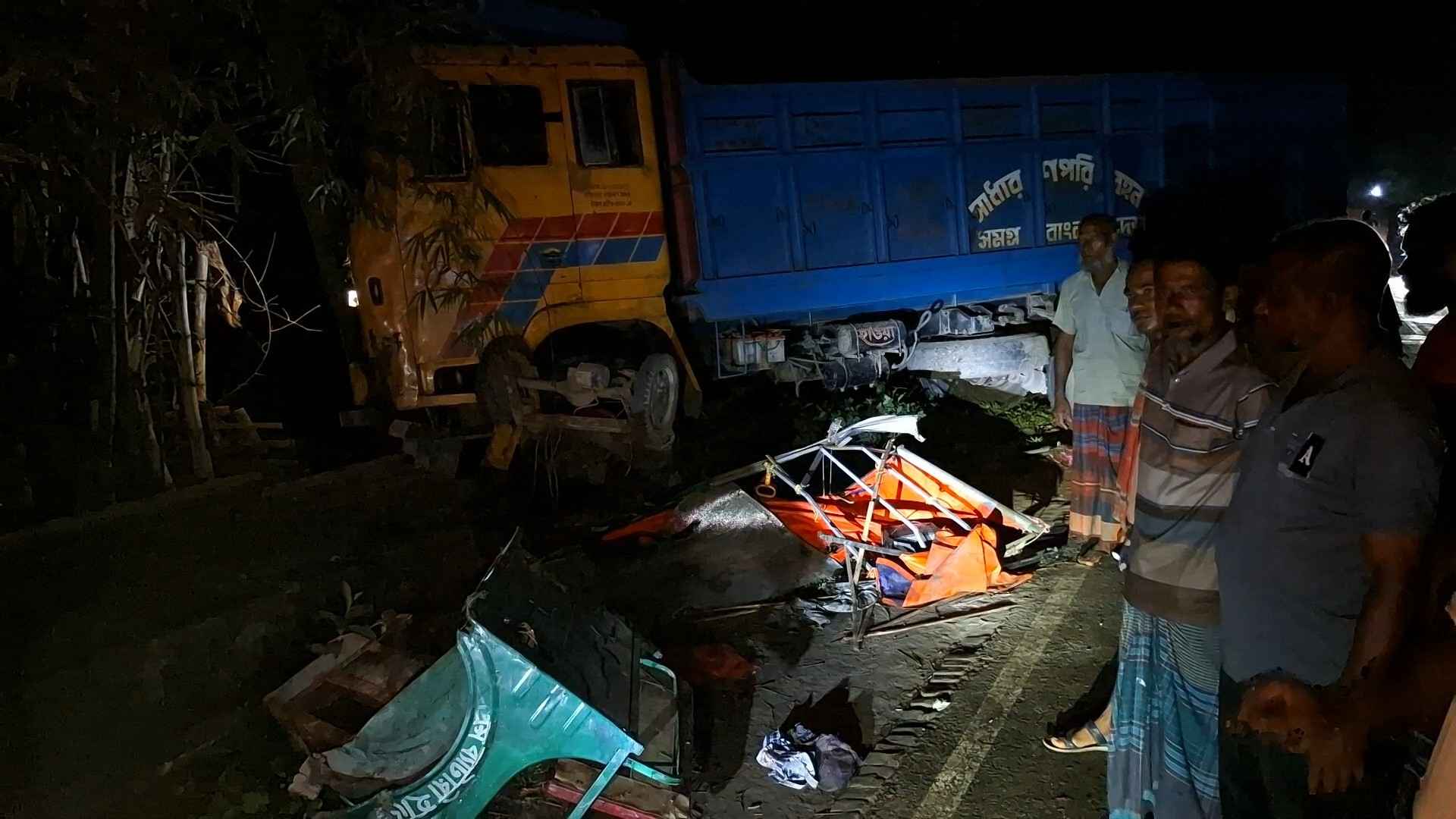 জয়পুরহাটের ট্রাক, ট্রাক্টর ও অটোরিকশার ত্রিমুখী সংঘর্ষ, নিহত ১