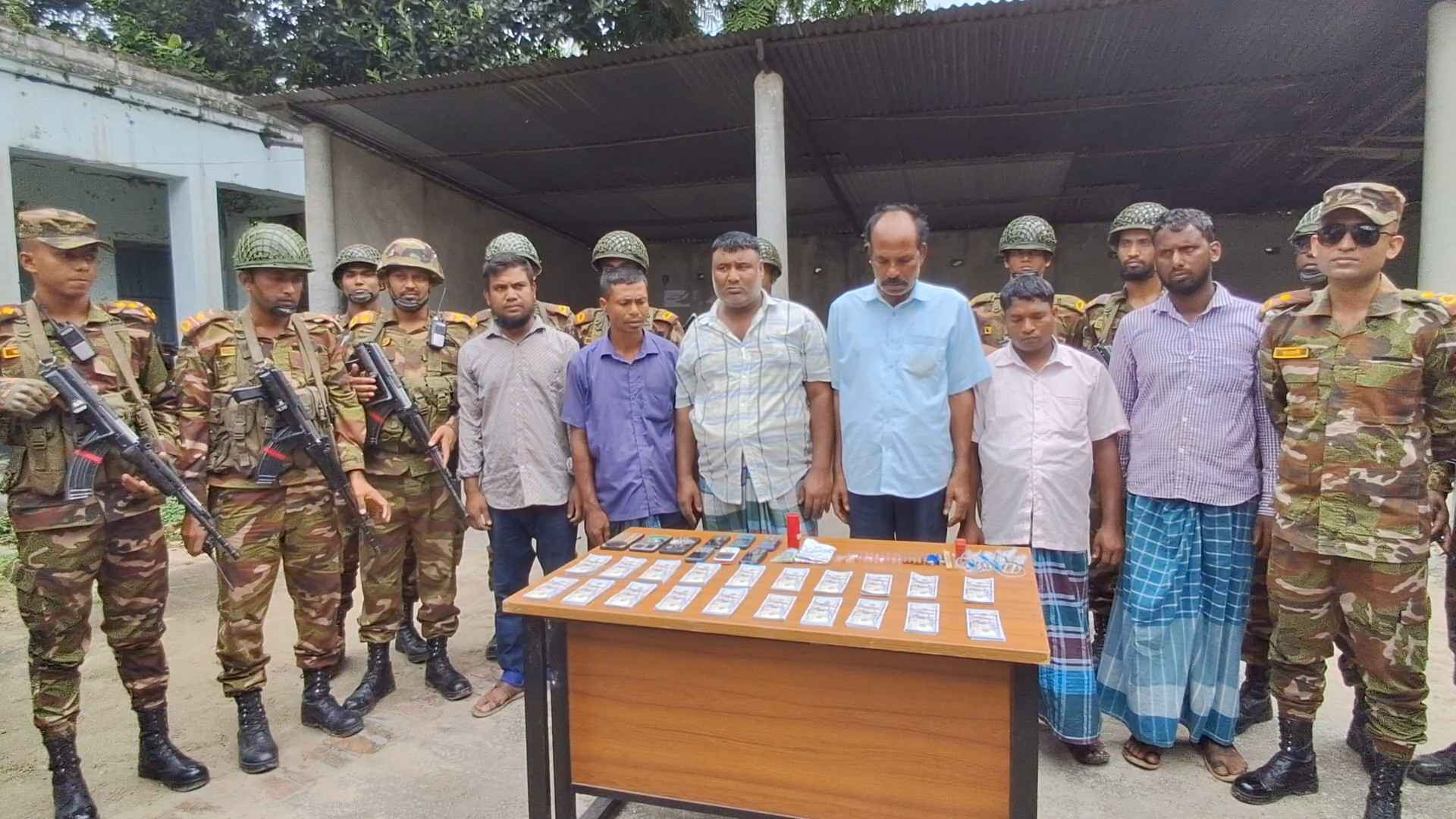 পঞ্চগড়ে সেনা অভিযানে ৮০ হাজার জাল ডলারসহ আটক ৬