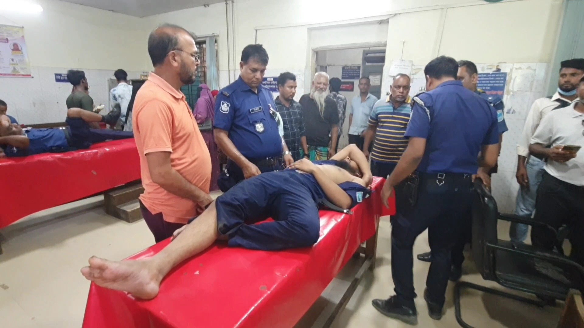 thumbnail_ফুটেজ-(আহত_৩-পুলিশ_সদস্য)_মুন্সিগঞ্জ_29.06.2025(1)