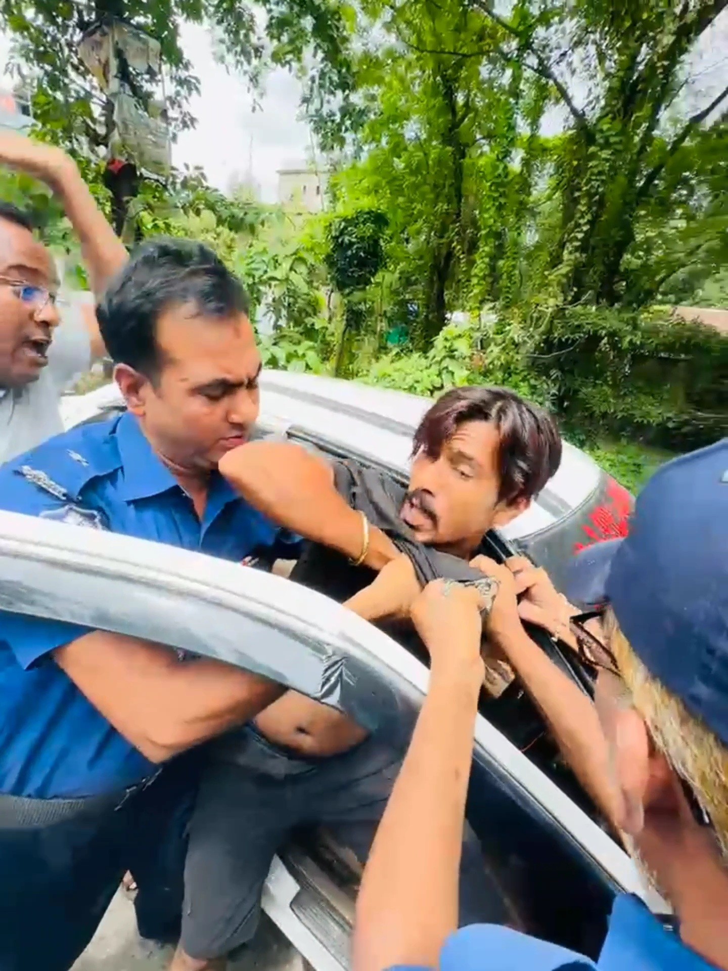 thumbnail_ফুটেজ-(১)_আটক_যুবকের_গুলি_দৃশ্য_-_মুন্সিগঞ্জ_29.06.2025(3)