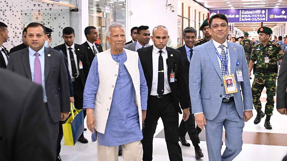 লন্ডন সফর শেষে দেশে ফিরলেন প্রধান উপদেষ্টা