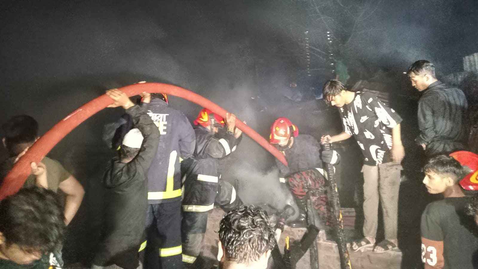 মহাখালীতে সাততলা বস্তিতে ভয়াবহ আগুন