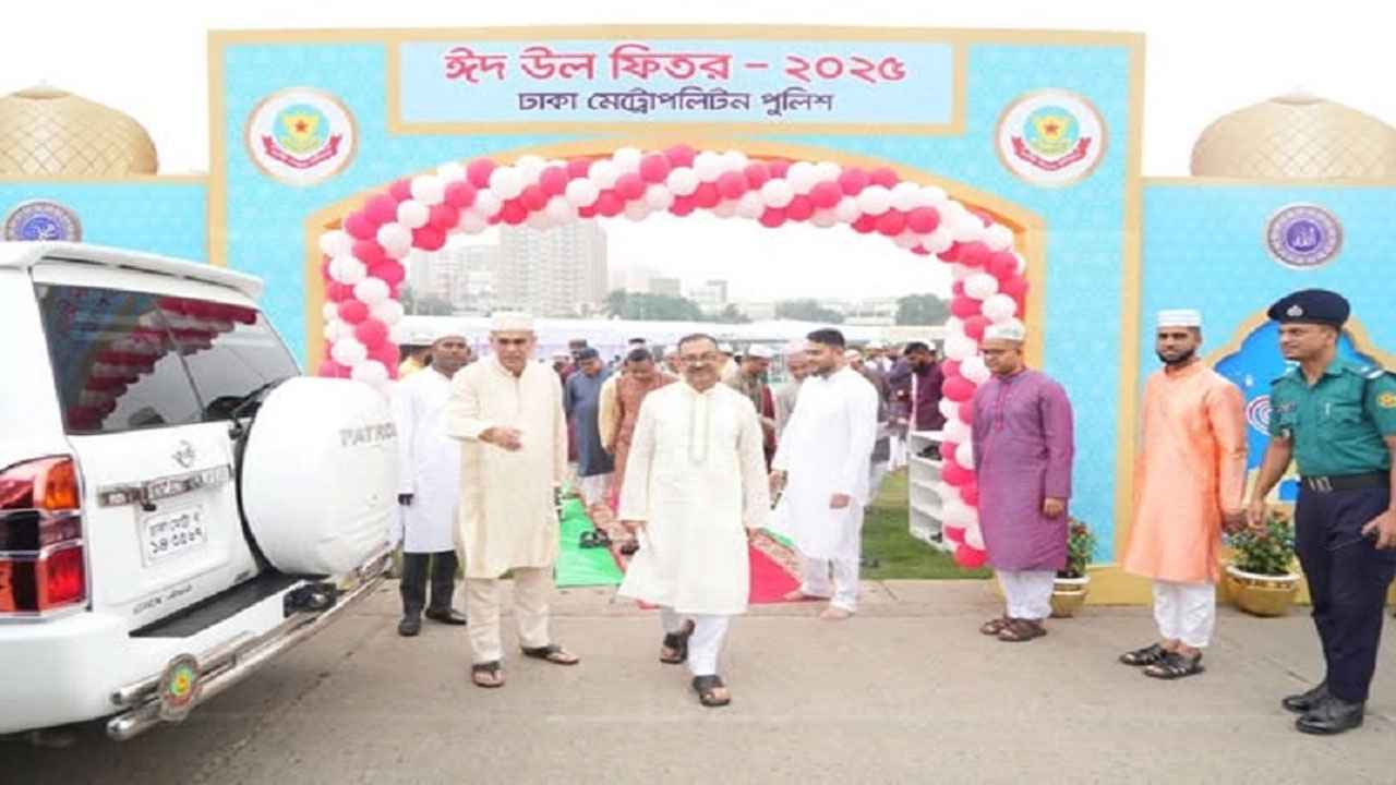 ঈদের নামাজ শেষে পুলিশ সদস্যদের খোঁজ নিলেন ডিএমপি কমিশনার