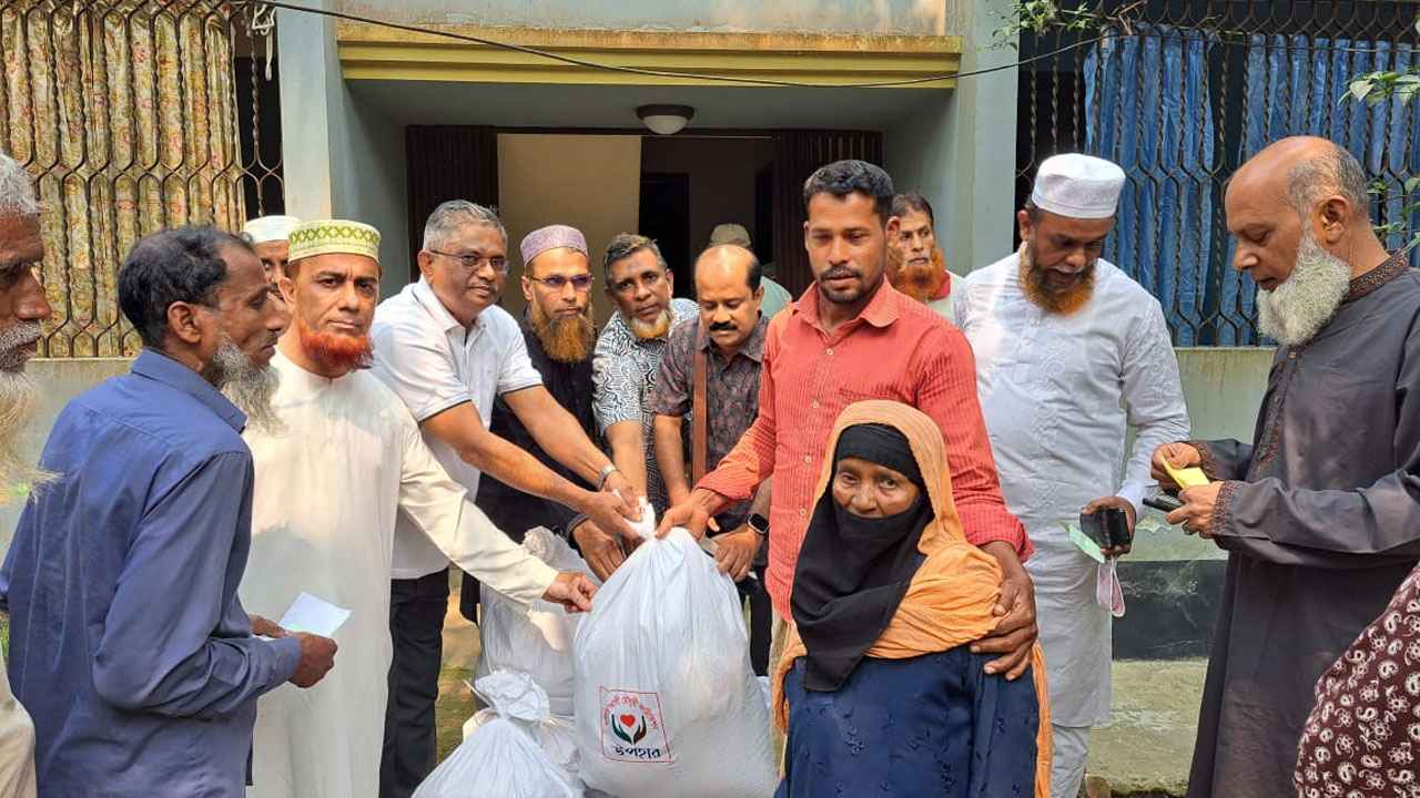 ৩৫১ সুবিধাবঞ্চিত পরিবারের মাঝে খাদ্য সামগ্রী বিতরণ