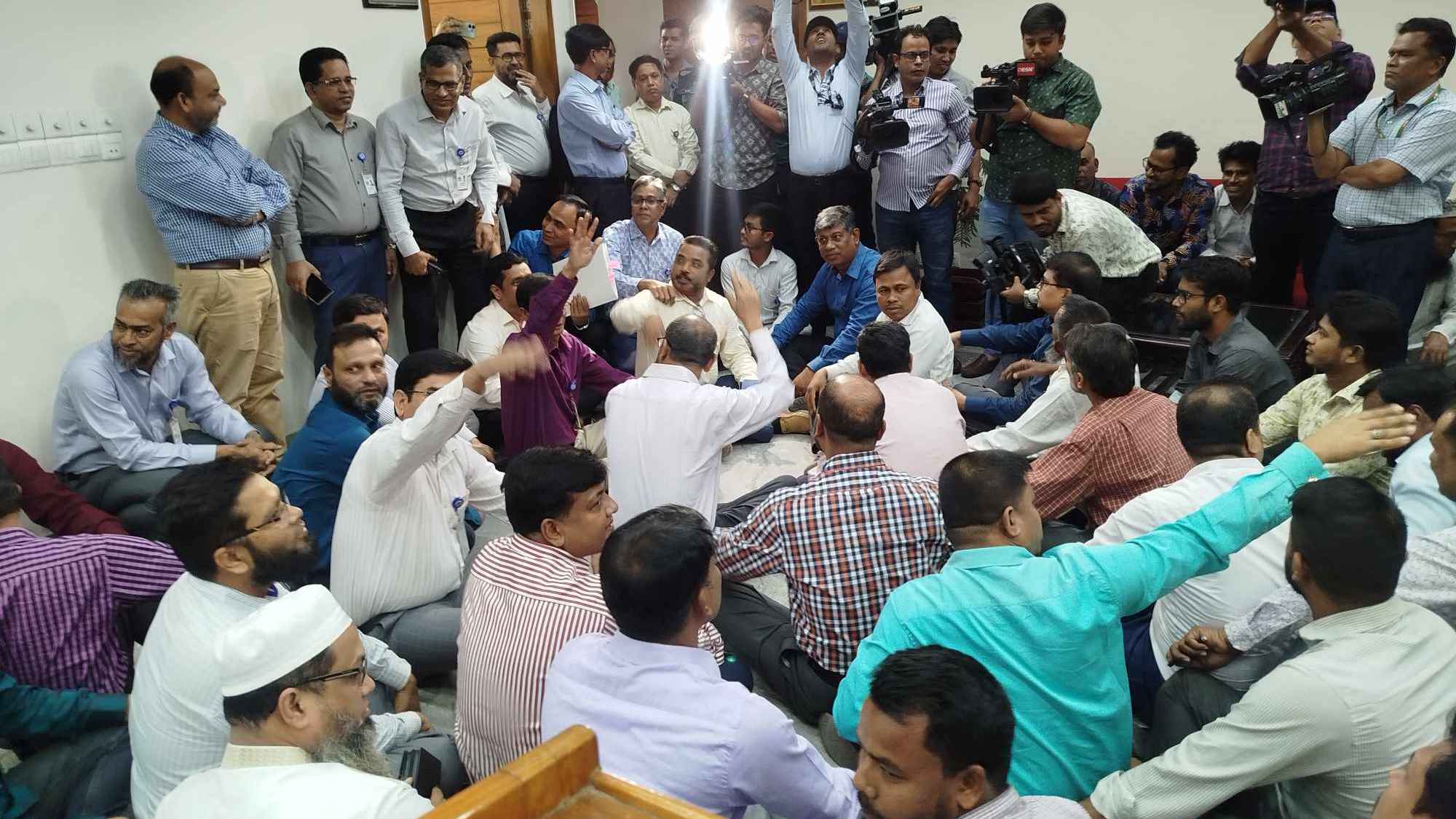 দাবি মানায় জাতীয়করণ প্রত্যাশী শিক্ষক জোটের আন্দোলন স্থগিত