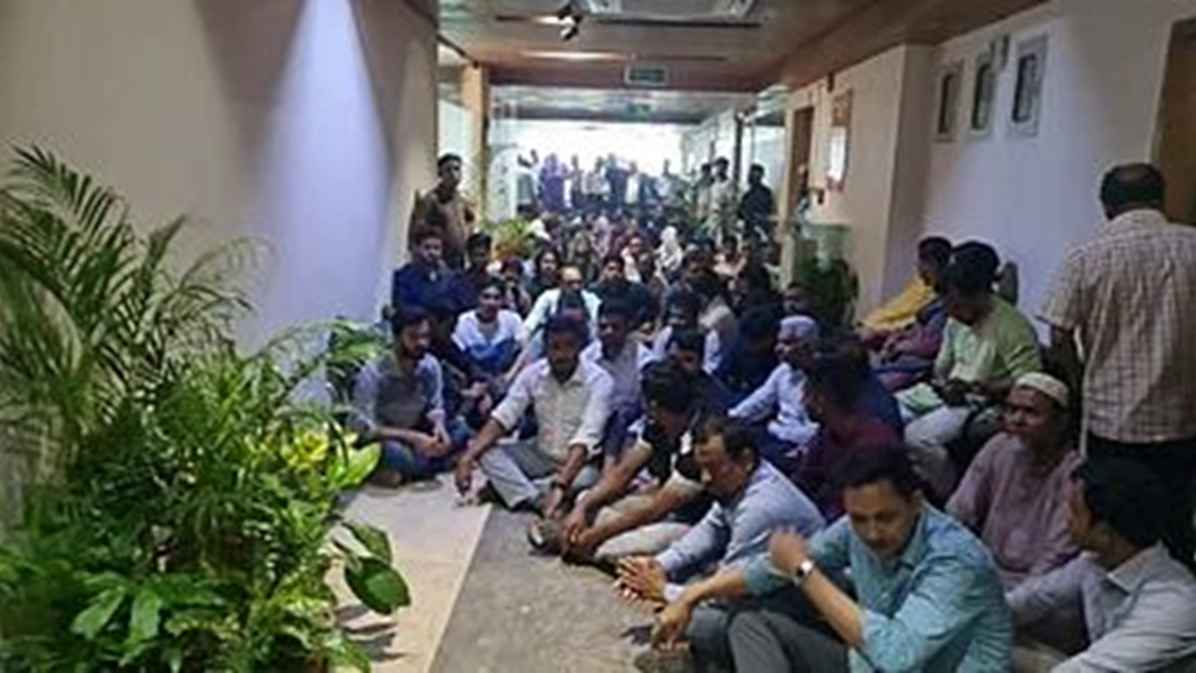 বিএসইসি চেয়ারম্যানকে অবরুদ্ধ করে পদত্যাগ দাবি