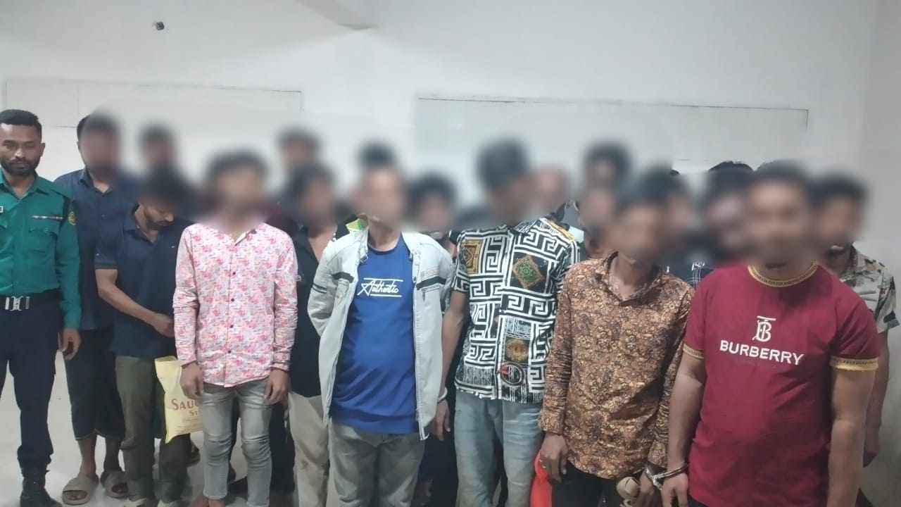 মোহাম্মদপুরে মাদককারবারি-ছিনতাইকারী-চোরসহ গ্রেফতার ২৬