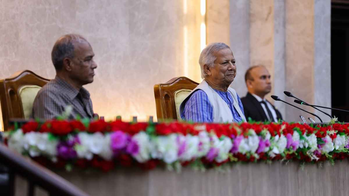 পুলিশের ১২৭ কর্মকর্তার সঙ্গে বৈঠকে প্রধান উপদেষ্টা