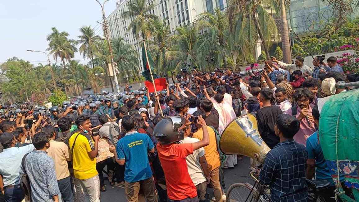ধর্ষণবিরোধী আন্দোলনকারীদের সঙ্গে পুলিশের সংঘর্ষ