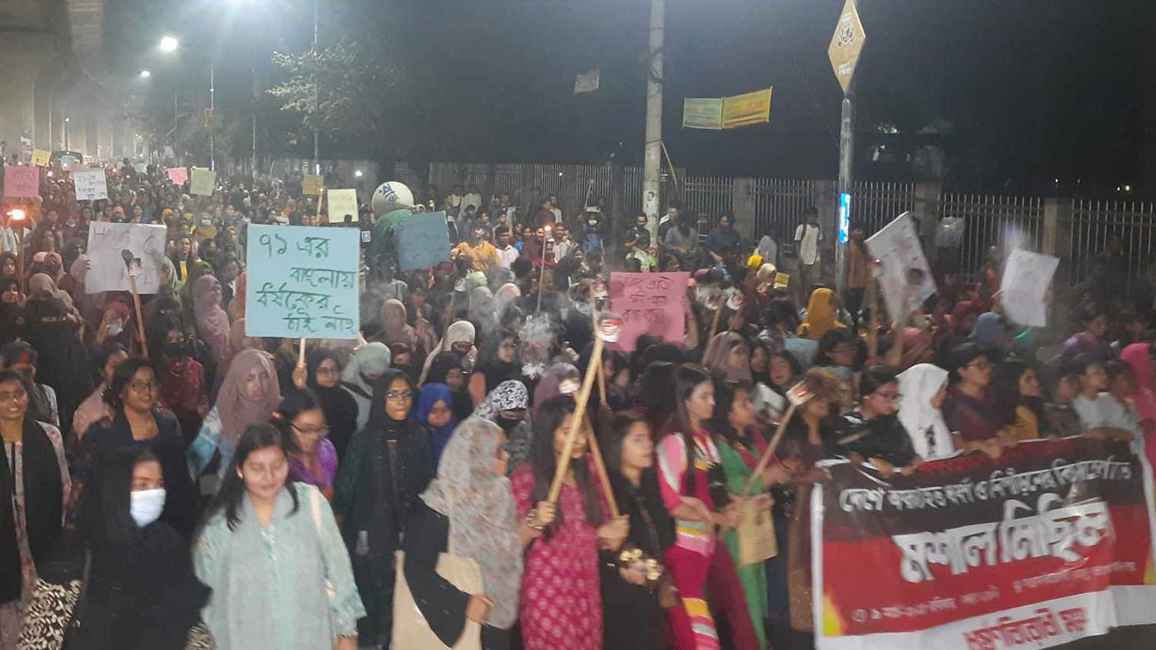 ধর্ষকদের সর্বোচ্চ শাস্তির দাবিতে ঢাবিতে মশাল মিছিল