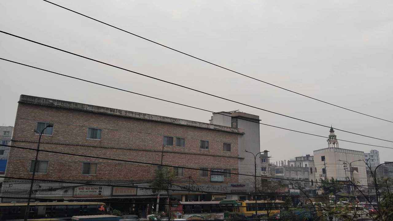 মেঘে ছেয়ে আছে ঢাকার আকাশ