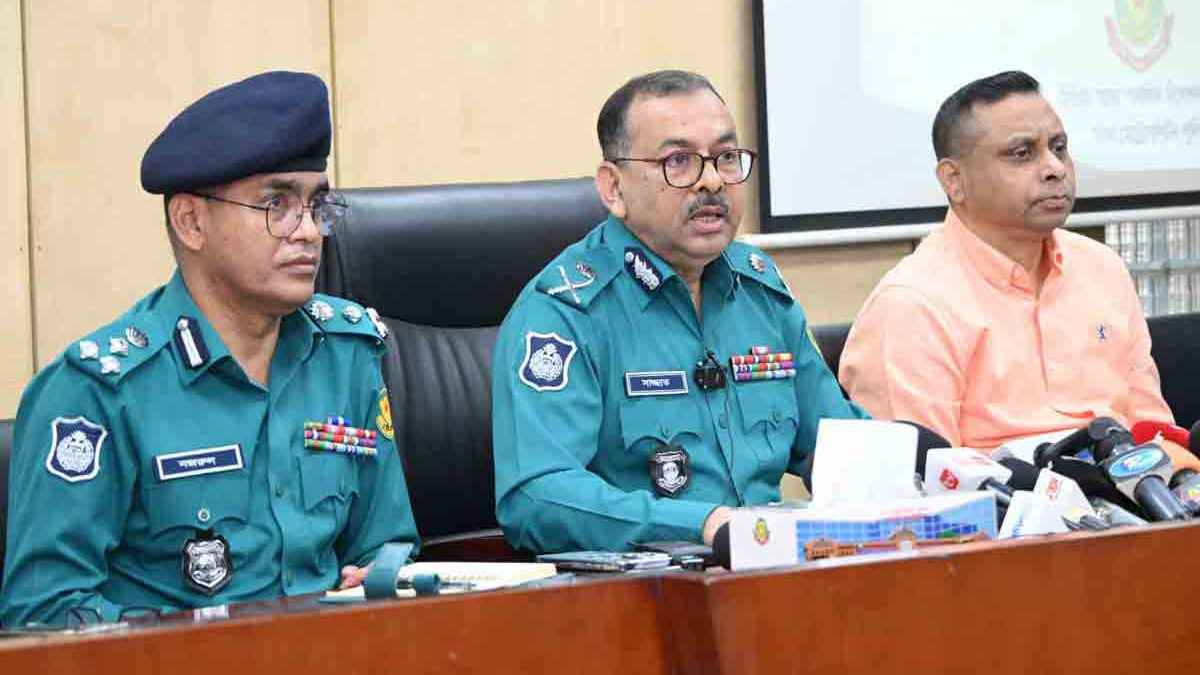 আতঙ্কিত হবেন না পাশে আছি, নগরবাসীকে ডিএমপি কমিশনার