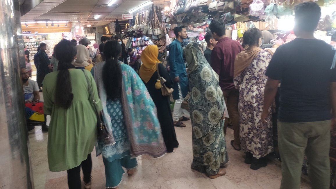 নিউমার্কেটে কমেছে কেনাকাটা, তবুও খুশি ব্যবসায়ীরা