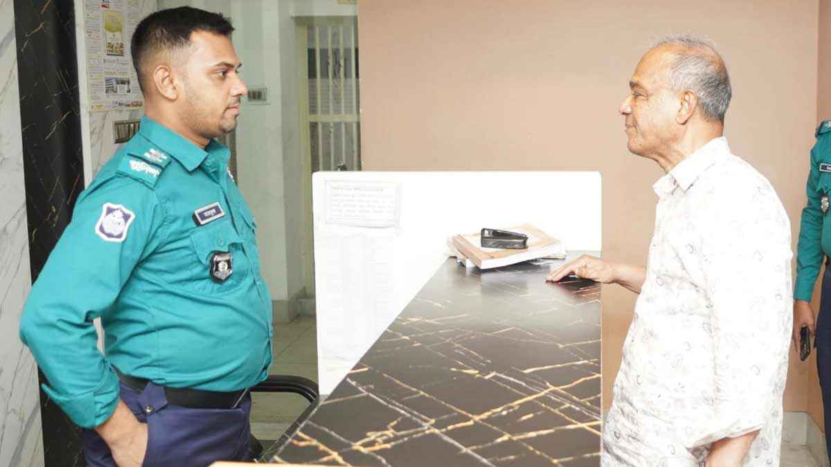 ভোরেই থানায় হাজির স্বরাষ্ট্র উপদেষ্টা