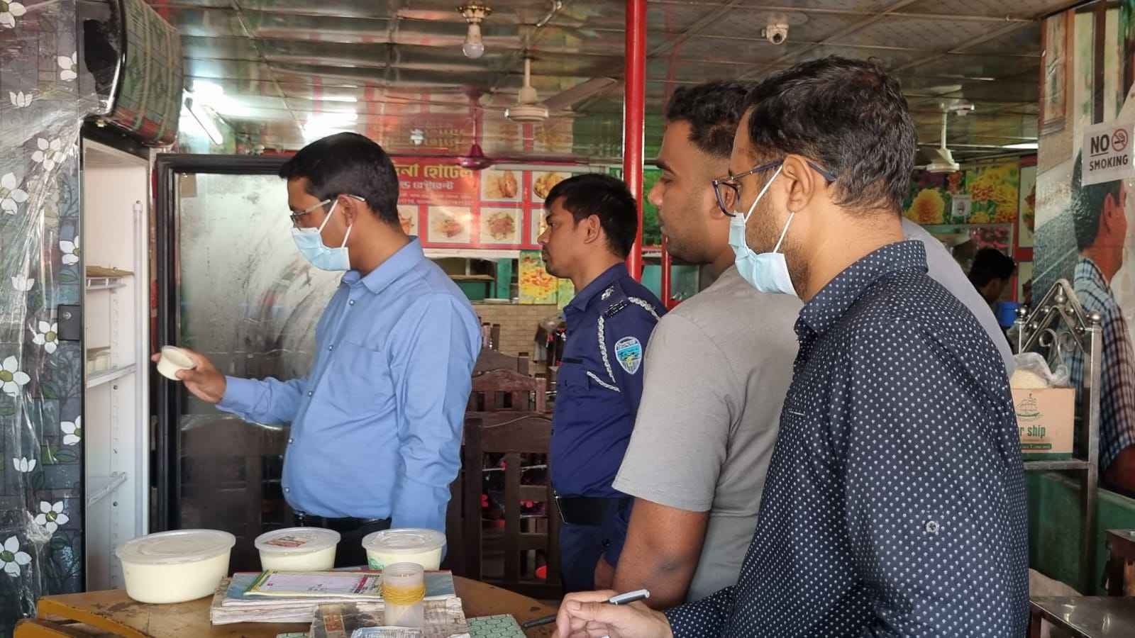 মিরসরাইয়ে অভিযানে ৪ দোকানিকে জরিমানা