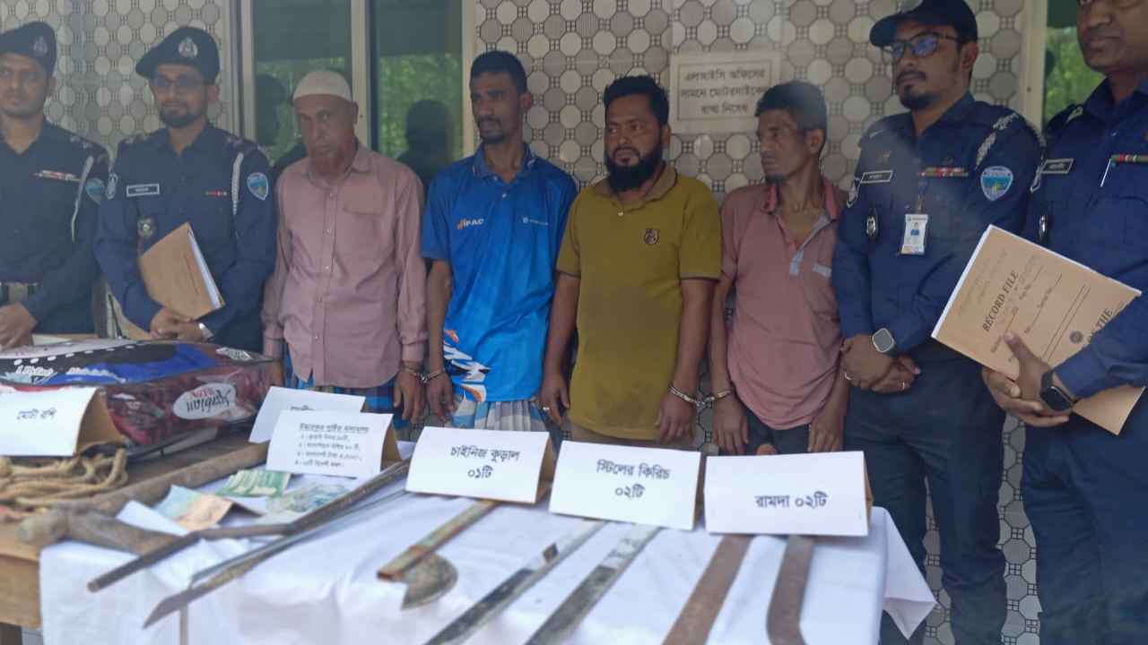 প্রবাসীদের গাড়িতে ডাকাতির ঘটনায় গ্রেফতার ৪