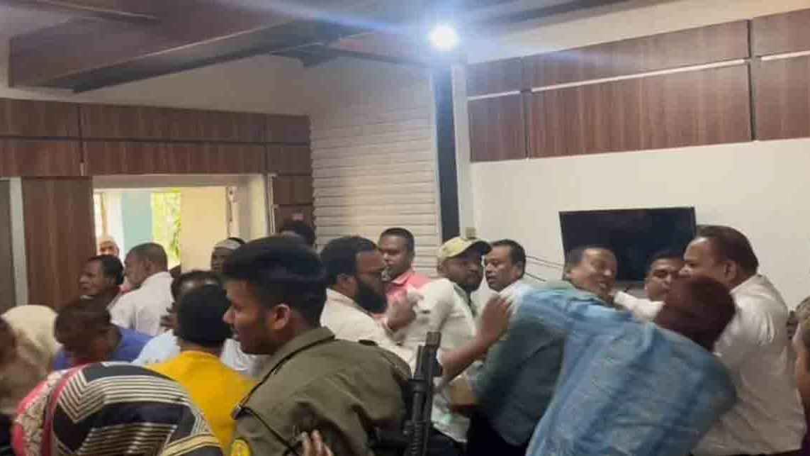 ইউএনও’র কক্ষে জামায়াত নেতাদের মারধর, অ্যাকশনে যাচ্ছে বিএনপি