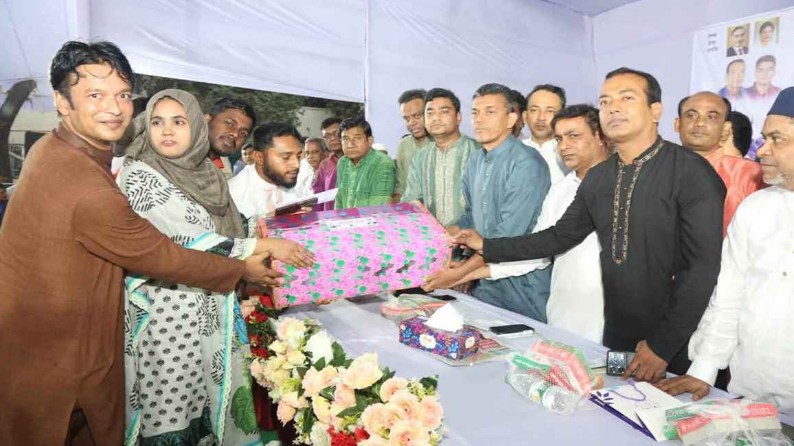 জুলাই আন্দোলনে নিহতের পরিবার ও আহতদের মাঝে জবি ছাত্রদলের ঈদ উপহার