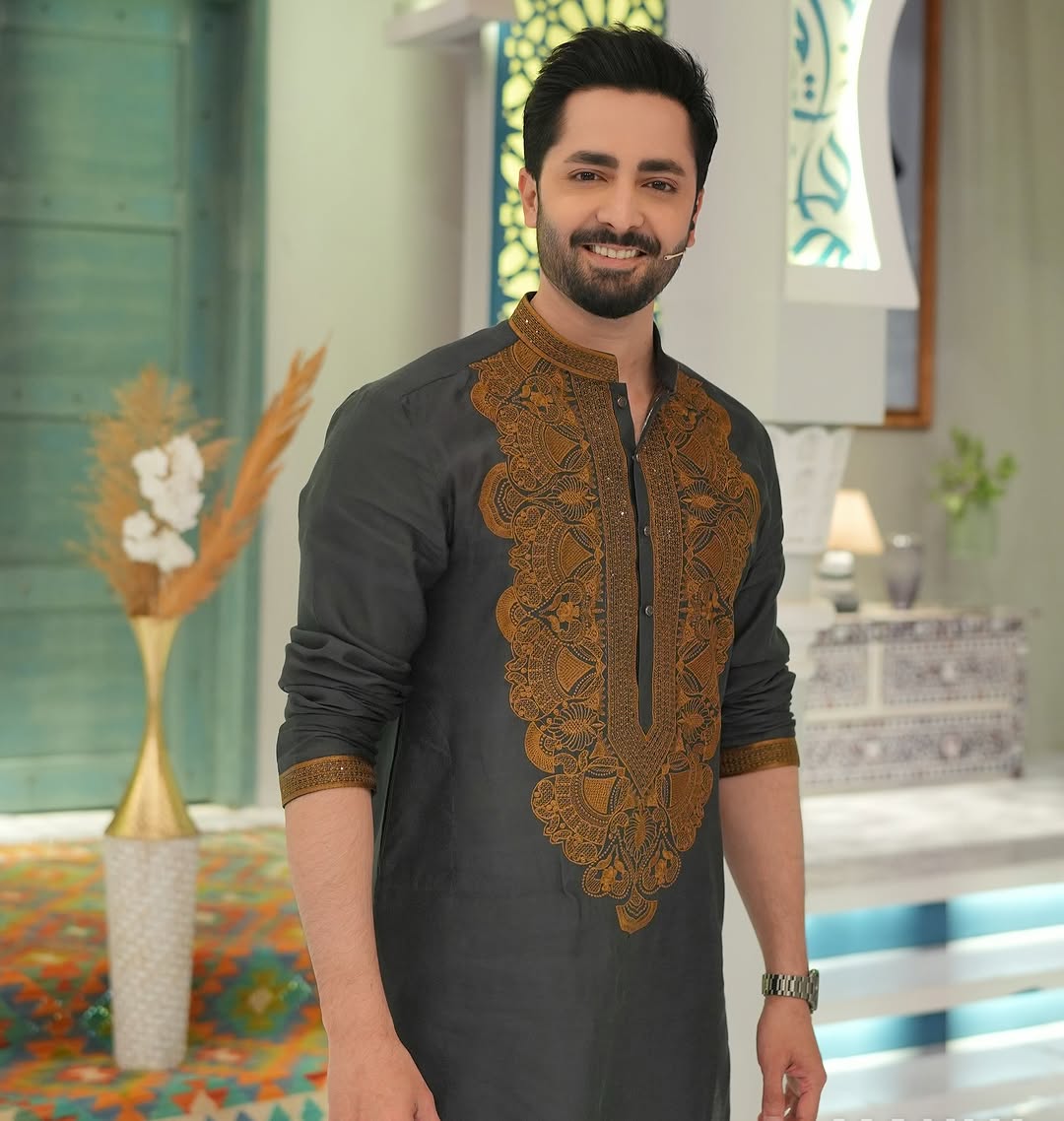 MEHFIL_E_RAMZANEvery_day_at_3pm_on_@greenentertainment.official_Photography_@syed.riixwan_Wearing_@emraanrajput