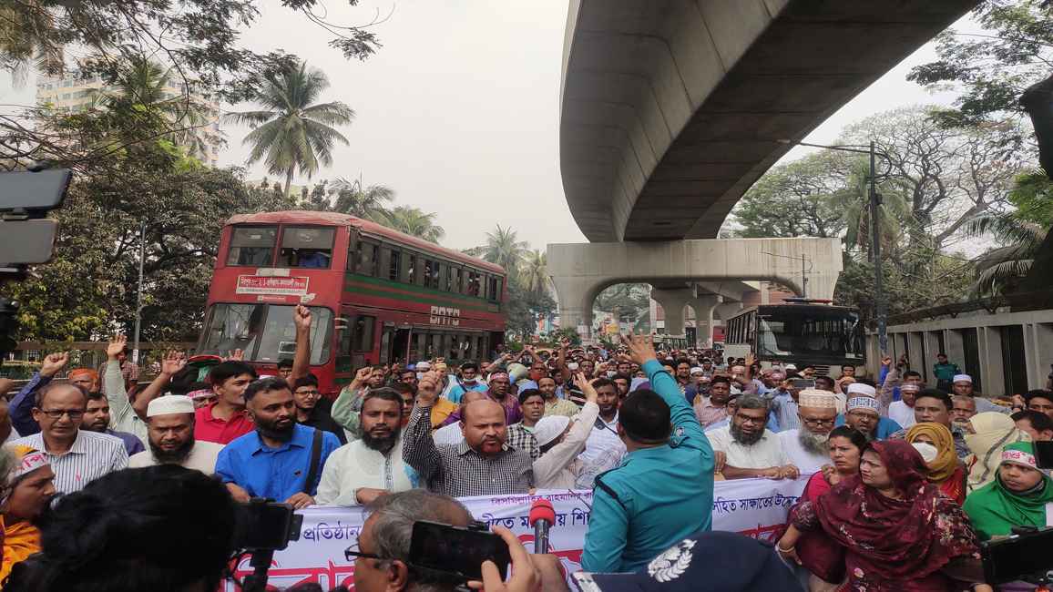 এমপিওভুক্তির দাবিতে সচিবালয় অভিমুখে শিক্ষকদের পদযাত্রায় পুলিশের বাধা