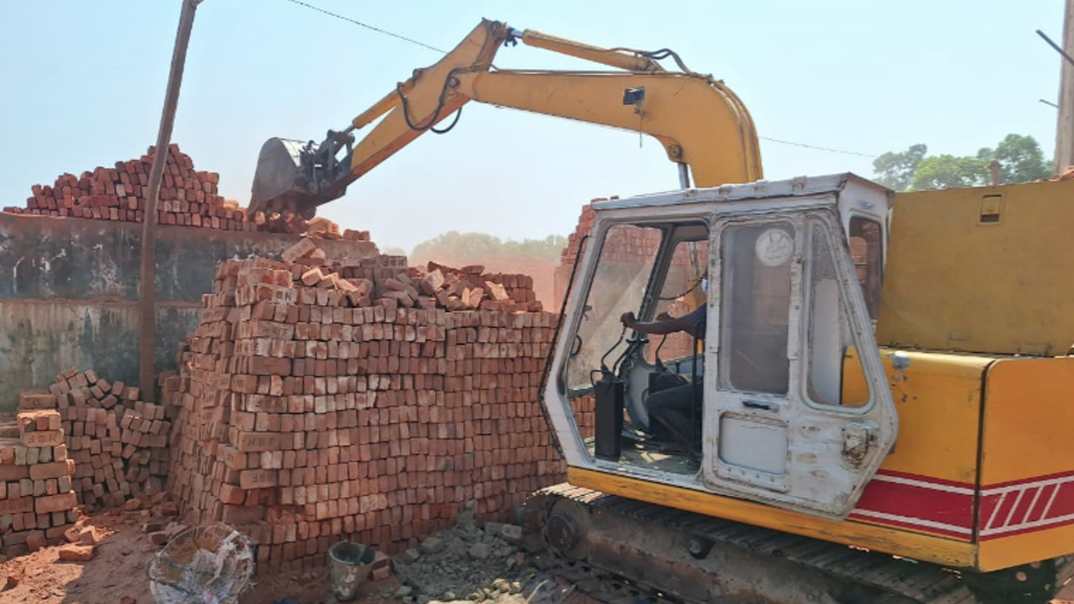 ফরিদগঞ্জে আরও ৩ অবৈধ ইটভাটা গুঁড়িয়ে দিল প্রশাসন