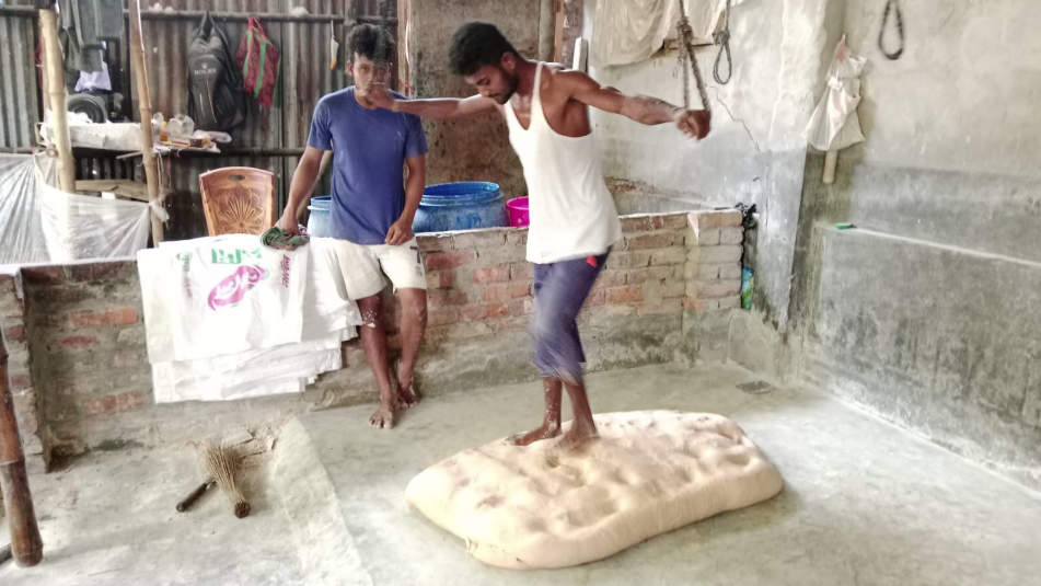 পা দিয়ে পিষে তৈরি হচ্ছিল লাচ্ছা সেমাই, জরিমানা ১ লাখ
