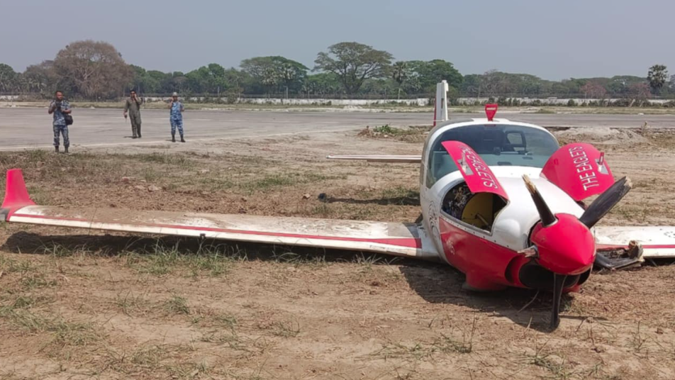 যশোরে বিমান বাহিনীর প্রশিক্ষণ বিমানের ক্রাশ ল্যান্ডিং