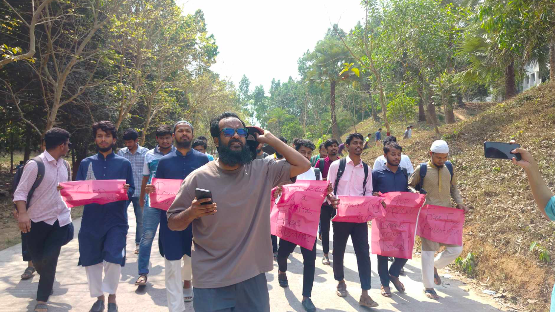 ইসরায়েলের গণহত্যার প্রতিবাদ জানিয়ে কুবিতে বিক্ষোভ 