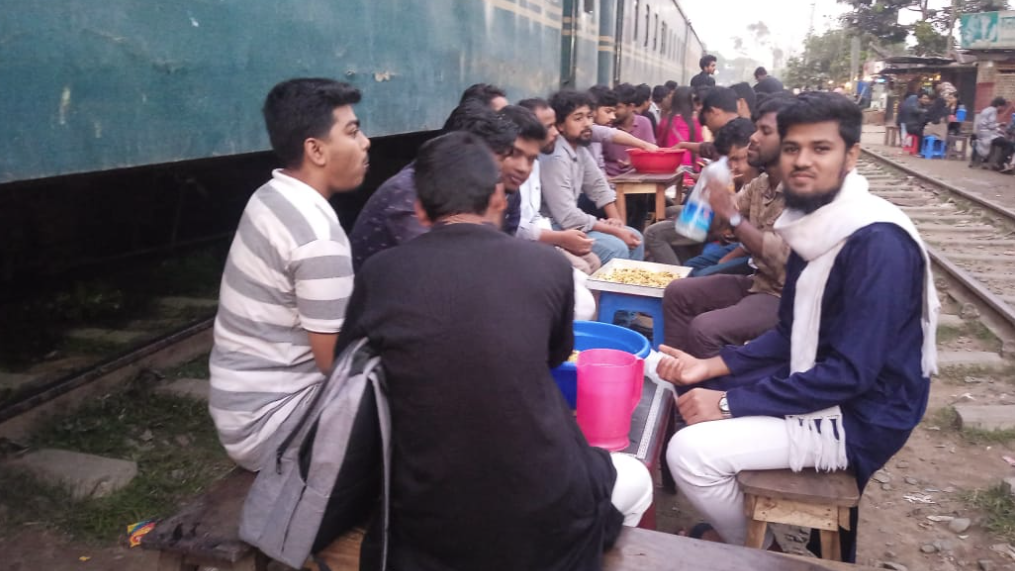 গণ-ইফতারে লীগ সরকারের নিষেধাজ্ঞার প্রতিবাদে শিক্ষার্থীর অভিনব উদ্যোগ 