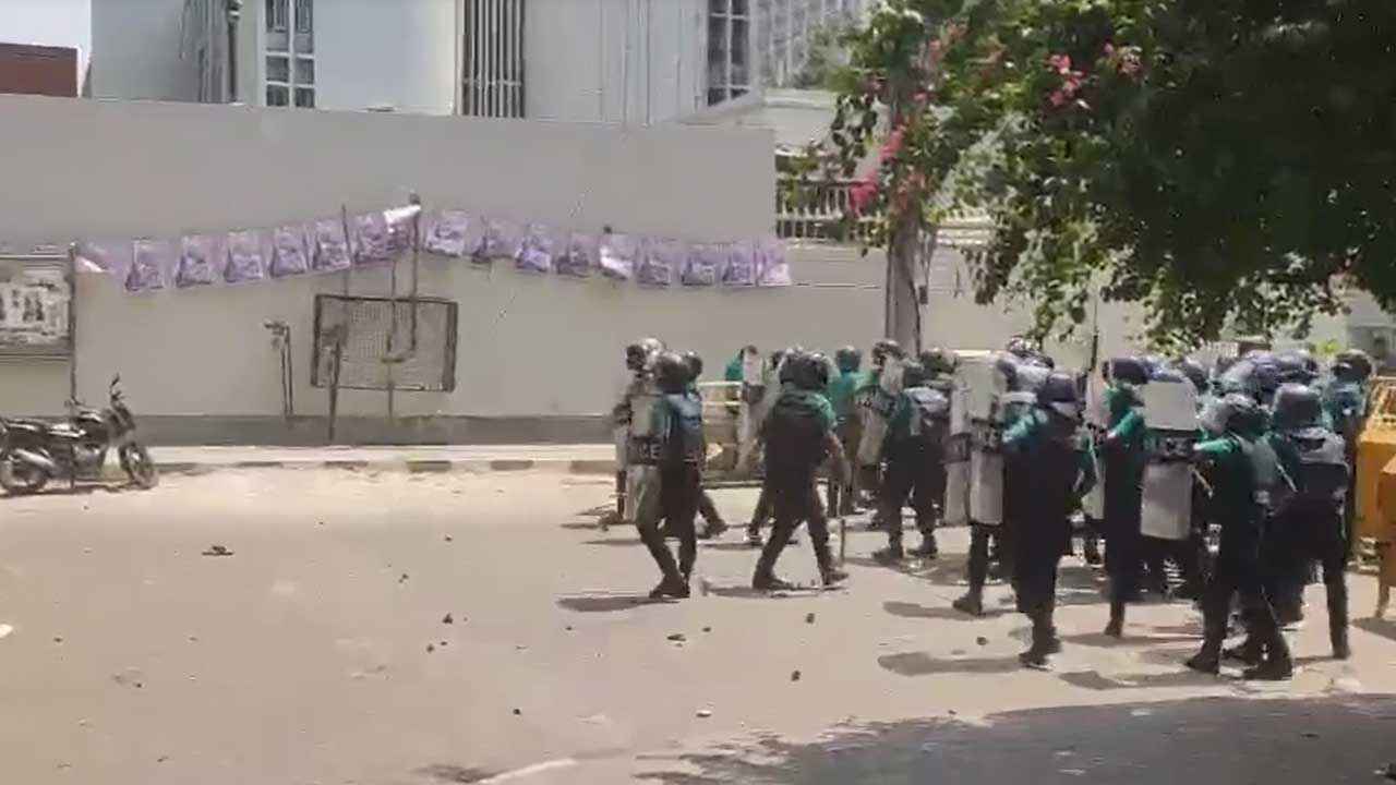 সচিবালয় এলাকায় পুলিশ-শ্রমিক সংঘর্ষ