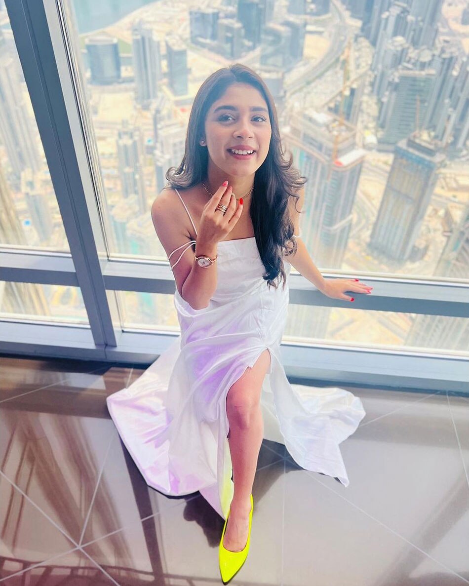 adrija_roy_celebrates_23rd_birthday_in_dubai_burj_khalifa_photos_01