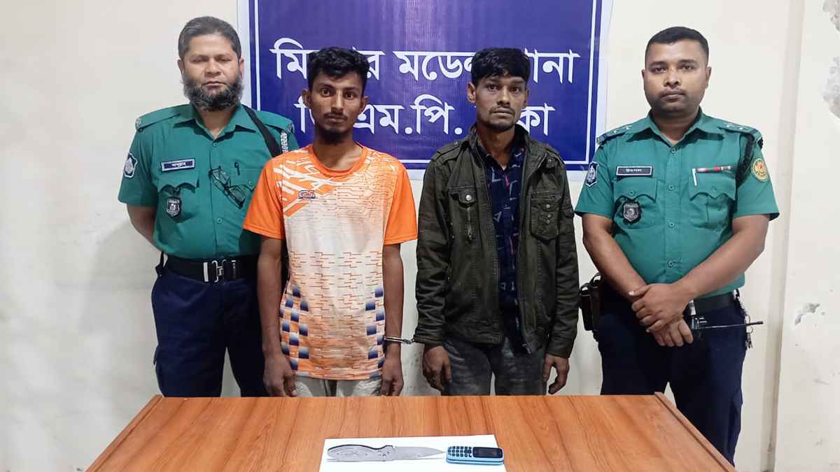 দেশীয় অস্ত্রসহ দুই ছিনতাইকারী গ্রেফতার