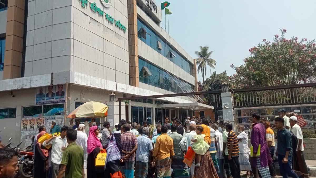 বিসিসির চাকুরিচ্যুত আন্দোলনে বাধা দেওয়ার অভিযোগ