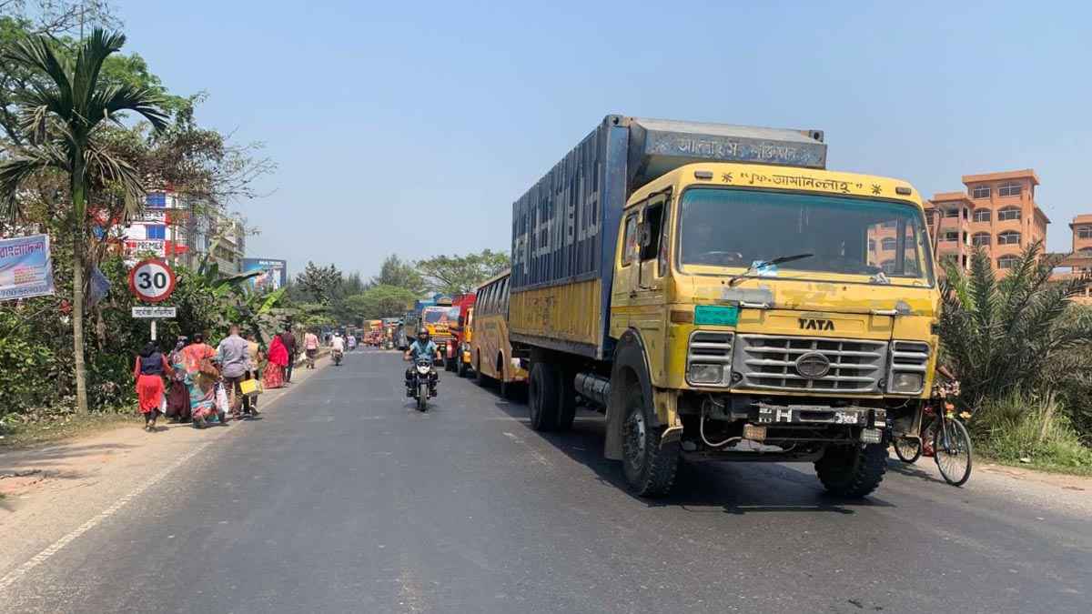 বরিশালে শ্রমিকদের ধর্মঘট, ১৭ রুটে বাস চলাচল বন্ধ