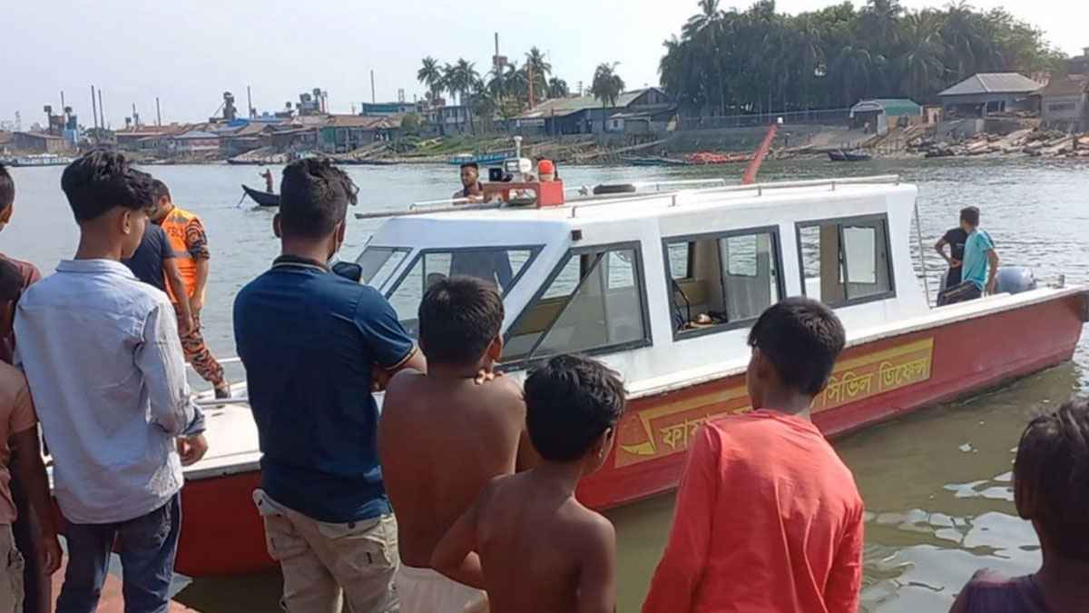 ডাকাতিয়া নদীতে গোসল করতে নেমে শিক্ষার্থী নিখোঁজ, আটক ২