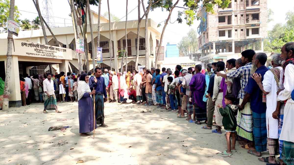 টাঙ্গাইলে হতদরিদ্রদের ১০ কেজির চালে ভাগ বসাচ্ছেন বিএনপির নেতাকর্মীরা