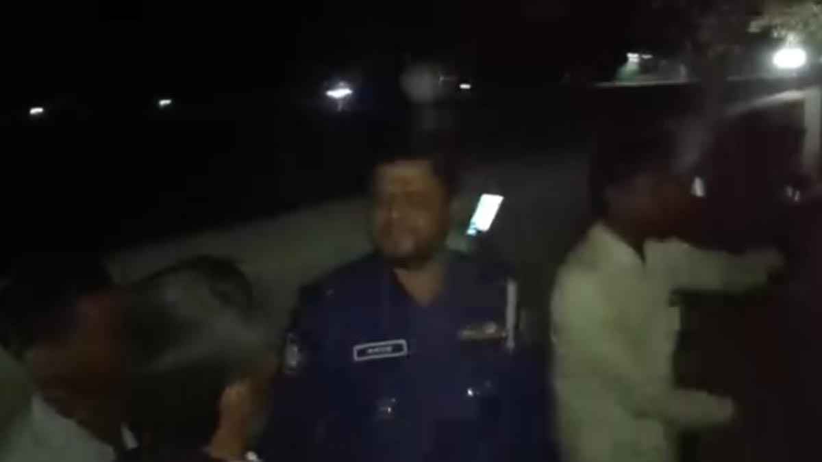 ছিনতাইয়ের অভিযোগে জনতার হাতে এএসআই আটক