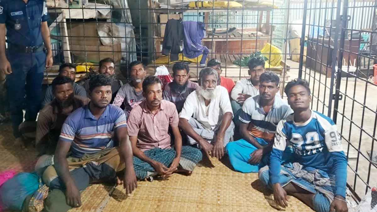 চাঁদপুরে নিষেধাজ্ঞা অমান্য করে ইলিশ শিকার, ১৬ জেলে আটক