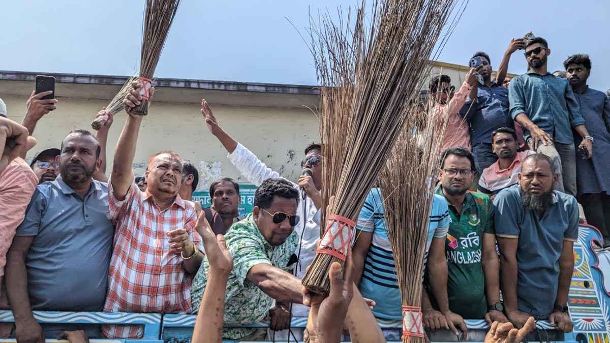 মিরসরাইয়ে বিএনপির নতুন কমিটি বাতিলের দাবিতে ঝাড়ু মিছিল