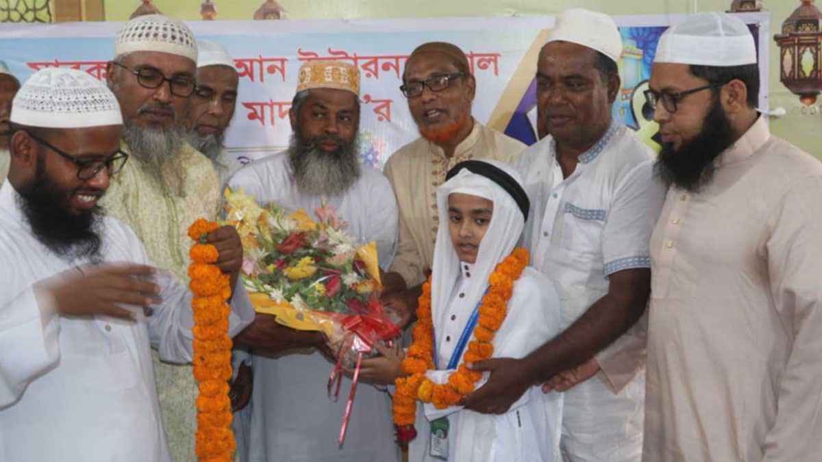 বরিশালে ৭ মাসে কোরআনের হাফেজ হলেন আব্দুল্লাহ