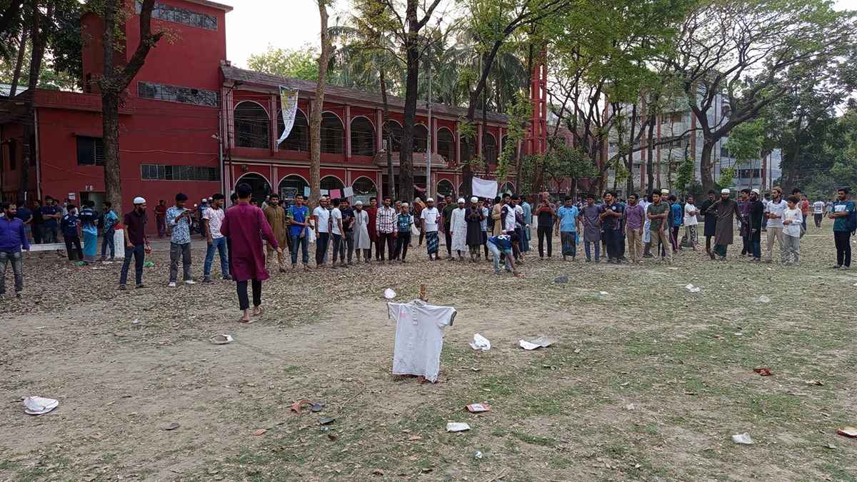 ধর্ষণের প্রতিবাদে ঢাকা কলেজে ধর্ষকের কুশপুত্তলিকায় পাথর নিক্ষেপ
