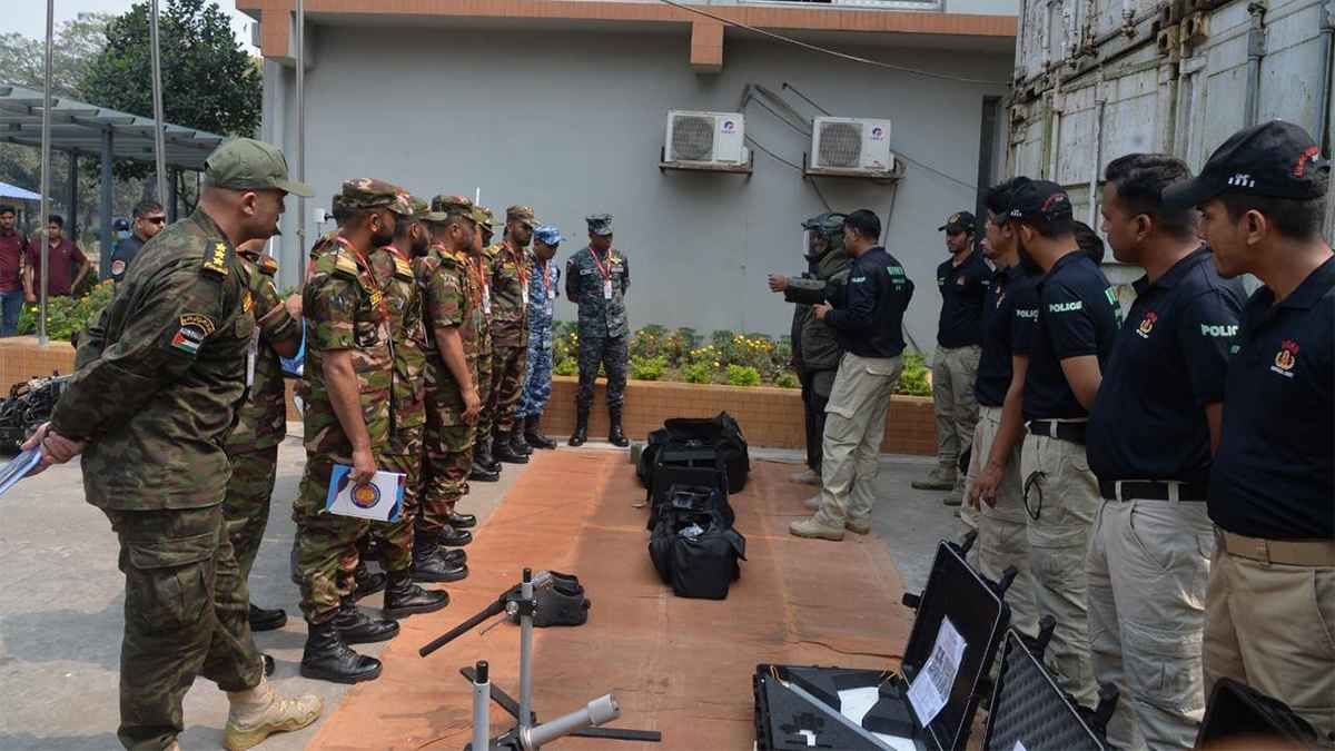 সিটিটিসির বোম ডিসপোজাল ইউনিট পরিদর্শনে সেনাবাহিনীর প্রশিক্ষণার্থী দল